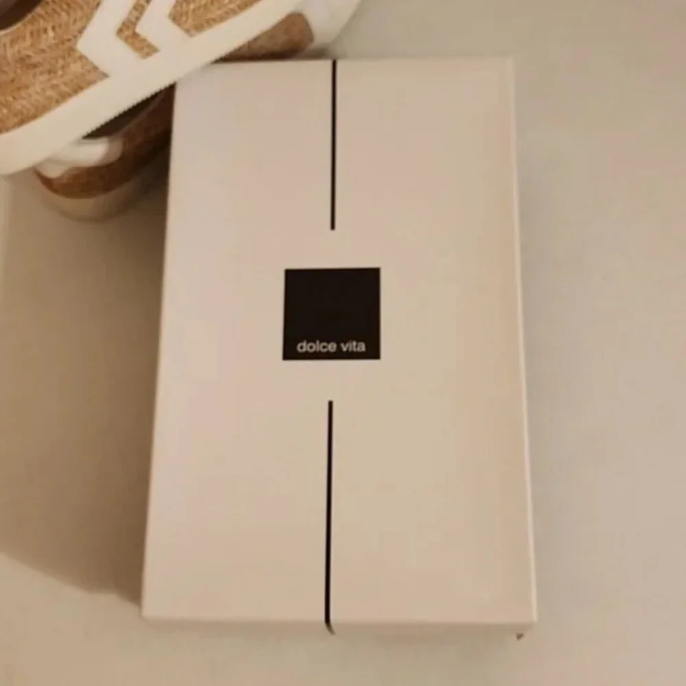 Dolce Vita "Neo" Sneaker 9.5 - Picture 8 of 8